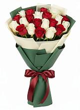 Букет Микс из красных и белых роз в Субханкулово