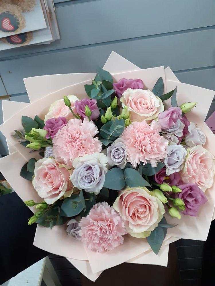 Букет цветов из: Розы, Гвоздики и Лизиантусы в Субханкулово